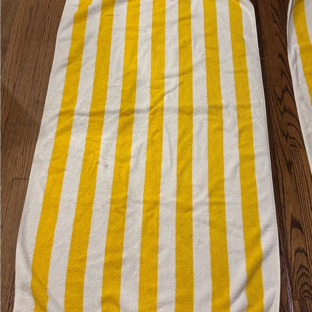Amazon Basics Yellow and White Towels